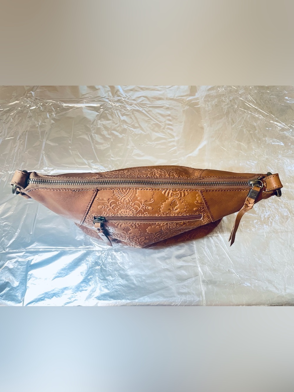 “The Sak” Embossed Tan Brown Leather Hobo Shoulder HandBag. Brass Hardware. - Picture 9 of 16